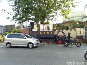 Karangan Bunga Depan Mako Brimob Diangkut