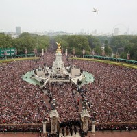 Lautan manusia di depan Istana Buckingham. Mereka antusias menyambut pengantin baru di balkon kediaman Ratu Elizabeth II itu. (Foto: Getty Images)