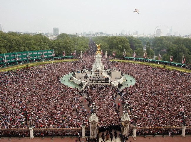 Lautan manusia di depan Istana Buckingham. Mereka antusias menyambut pengantin baru di balkon kediaman Ratu Elizabeth II itu. (Foto: Getty Images)