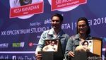 Sri Mulyani Semringah Pakai Jaket Dilan Pose Bareng Reza Rahadian