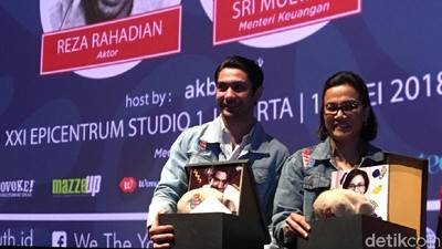 Sri Mulyani Semringah Pakai Jaket Dilan Pose Bareng Reza Rahadian