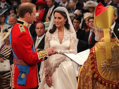 Kate Middleton menggunakan tiara milik Ratu Elizabeth II saat menikahi Pangeran William.