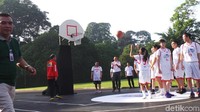 Jokowi terlihat melakukan empat kali shooting namun gagal tembus ke ring lawan. Begitupun saat Imam melakukan shooting.