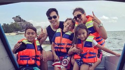 Image result for Darius dan Donna Agnesia olahraga bareng