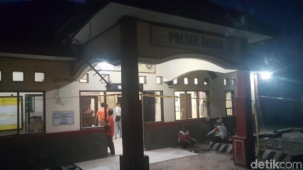Polsek Bayah, Lebak, Banten dirusak warga, Sabtu (12/5/2018)