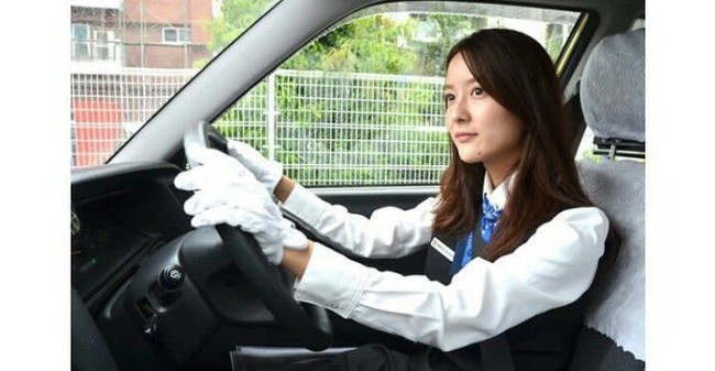 Meski pakai seragam perusahaan taksinya, Ikuta tetap tampil cantik dan menarik. Para pria di Jepang pasti berharap bisa dapat taksi dengan supir Ikuta. Foto: dok. Instagram