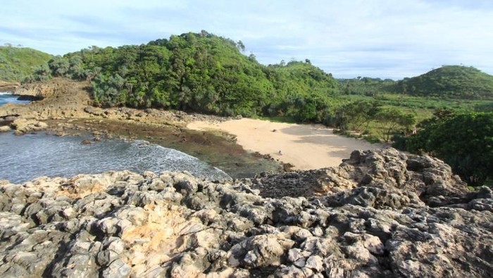 pantai watu leter
