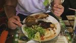 10 Foto Ini Buktikan Kalau Gilang Dirga Doyan Makan Burger hingga Es Krim