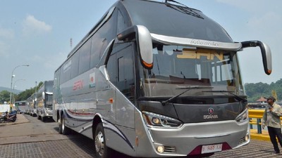 Bus Premium untuk Kelas Ekonomi Rute Riau-Blitar