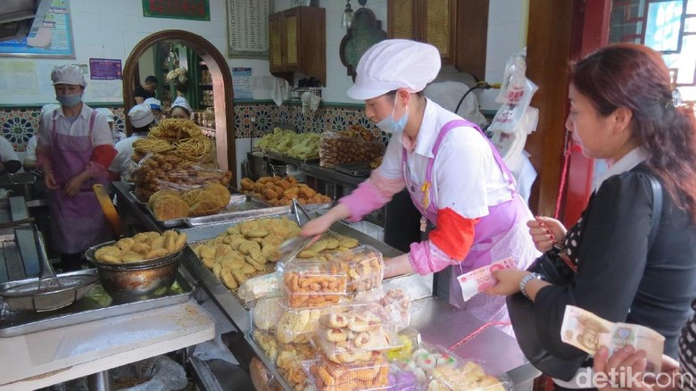 Wisatawan membeli camilan halal di Changji (Fitraya/detikTravel) Wisatawan membeli camilan halal di Changji (Fitraya/detikTravel)