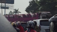 Truk Hello Kitty terlihat di tengah kemacetan jalanan Bekasi. Foto: Pembaca/Suci Damaeanti