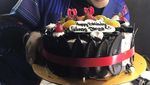 10 Foto Ini Buktikan Kalau Gilang Dirga Doyan Makan Burger hingga Es Krim