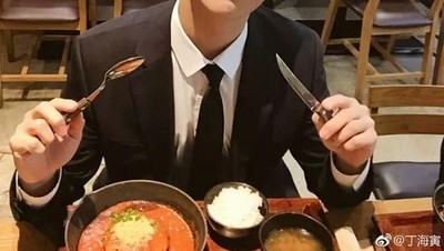 Si Keren Jung Hae-in, Pemain Drama Goblin Juga Pandai Berpose Saat Makan