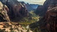 Namun karena jalurnya yang sulit dan naik turun, mereka menyerah. Mereka pun menyebut, hanya malaikat yang bisa datang dan turun di sini. Kini, Angels Landing merupakan salah satu jalur trekking paling menantang di AS (Zion National Park)