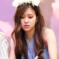 Meskipun visual Rose Blackpink mirip dewi, ia tak pernah berkencan dengan siapapun. Rose mengakui bahwa ia tak memiliki pengalaman dalam hubungan percintaan karena pelatihan untuk jadi idol yang intens sejak dirinya berusia 15 tahun. (Foto: istimewa)