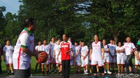 Sementara tim putih yakni Sekretaris Kabinet Pramono Anung dan pemain DBL. Pramono mengenakan seragam putih bertuliskan Indonesia 18.