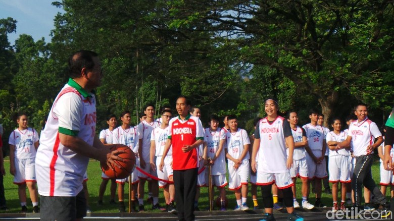 Canda Politik Basket Seskab-Menpora di Depan Jokowi Canda Politik Basket Seskab-Menpora di Depan Jokowi