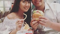Makan di restoran fast food, Gilang dan istrinya tampak asyik menikmati burger, french fries hingga minuman soda. Foto: instagram @gilangdirga