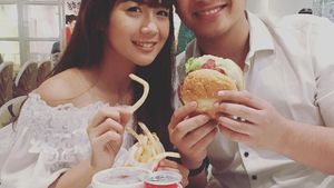 10 Foto Ini Buktikan Kalau Gilang Dirga Doyan Makan Burger hingga Es Krim