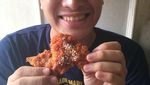 10 Foto Ini Buktikan Kalau Gilang Dirga Doyan Makan Burger hingga Es Krim