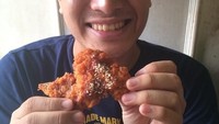 Makan ayam goreng khas Korea, Gilang tampak senang banget. Tapi kok makan ayamnya nggak pakai nasi? Emang kenyang? Foto: instagram @gilangdirga