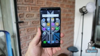 Ponsel ini hadir tanpa notch di bagian atas. Kendati begitu, ponsel ini mengusung layar kekinian, yakni aspek rasio 18:9. Foto: igyaan