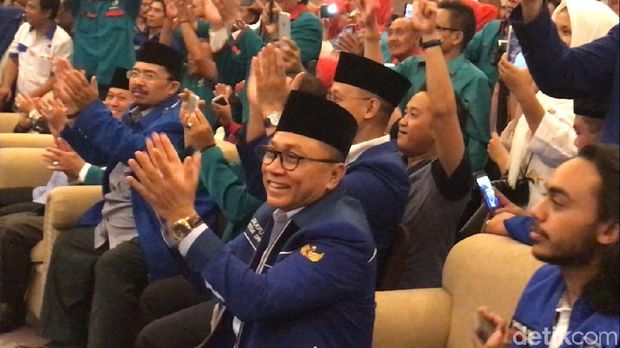 Ketum PAN Zulkifli Hasan bertepuk tangan saat Rhoma Irama berdendang