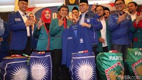Ketua Umum PAN Zulkifli Hasan (kanan) bersama Ketua Umum Partai Idaman Rhoma Irama memberikan secara simbolis jas biru PAN dalam acara deklarasi di Royal Kuningan, Jakarta, Sabtu (12/5/2018).