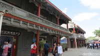 Hui Ethnic Snacks Street letaknya di sebelah Peoples Park. Konsep kawasan kuliner ini berupa kota China zaman dahulu, ala film silat klasik (Fitraya/detikTravel)