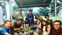 Bersama Ernest, Nirina, dan Anggy Umbara, Giring sedang menyantap steak buatan tuan rumah. Udah enak makannya, seru pertemanannya :D satu ruangan dengan orang orang hebat semua, kata Giring. Foto: Instagram giring