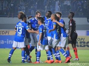 Penghormatan Persib dan Persipura untuk Zulkarnain Maradona Indonesia Lubis