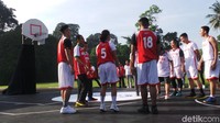 Selama pertandingan, Jokowi tampak tertawa dan berusaha untuk melakukan shooting.