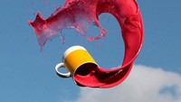 Karya seni ini dia namakan sebagai Flying Stuff, Manon sudah menumpahkan banyak kopi, wine, susu, cereal, dan makanan lainnya untuk mendapatkan foto yang keren. Foto: Instagram @manonwethly