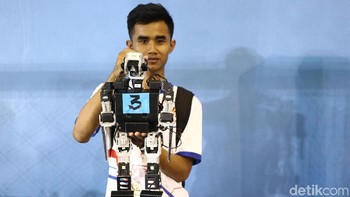 kontes robot disini terbagi dari beberapa macam kategori. Seperti Robot menari, bermain bola, mematikan lilin.