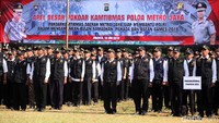 Polda Metro Jaya menggelar apel besar bersama Kelompok Sadar Keamanan dan Ketertiban Masyarakat (Pokdar Kamtibmas) dalam rangka menghadapi pelaksanaan pengamanan bulan Ramadhan, Pilkada dan Asian Games 2018 mendatang di halaman Mapolda Metro Jaya, Jakarta, Sabtu (12/5/2018).