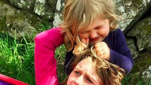 Kocak! Potret Sibling Rivalry si Adik dan si Kakak