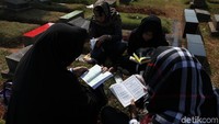 Setiap jelang ramadan banyak warga muslim yang melakukan tradisi ziarah kubur.