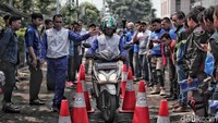 Sejumlah pengendara motor melakukan pelatihan safety riding dalam acara Mini Road Safety Festival di Hotel Ibis, Cawang, Jakarta Timur, Sabtu (12/5).