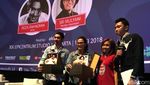 Sri Mulyani Semringah Pakai Jaket Dilan Pose Bareng Reza Rahadian
