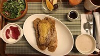 Menu sarapan lainnya nggak kalah enak. Selain pancake, pasien juga dapat French toast. Nggak lupa, potongan buah segar dan salad sayuran. Foto: Istimewa