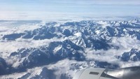 Panorama yang terlihat saat terbang di sekitar Bandara Daocheng Yading. Ada pegunungan yang tertutup salju! (Jern Umphimon/Facebook)