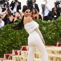 Biasa tampil seksi, Kendall Jenner memilih sesuatu yang tak terlalu terbuka di MET Gala 2018. Busana serba putih keluaran Off-White menjadi andalannya. (Foto: Getty Images)