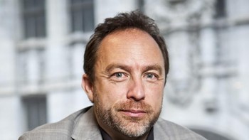 Petinggi Wikipedia ini, Jimmy Wales pernah mengatakan menggunakan Samsung Galaxy S5 beberapa tahun lalu. Mungkin saat ini dia sudah mengupgrade seri terbaru Galaxy S. Foto: Istimewa