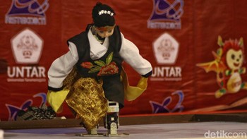 Robot menari dengan busana lengkap 