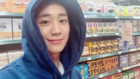 Pergi ke supermarket, kira-kira makanan apa ya yang dibeli oleh Jung Hae-in? Foto: Instagram @junghaein_official