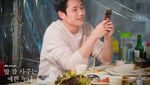 Si Keren Jung Hae-in, Pemain Drama Goblin Juga Pandai Berpose Saat Makan