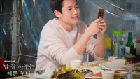 Kali ini dirinya tampak berada di depan meja dengan banyak pilihan makanan khas Korea. Sepertinya ini adalah salah satu adegan aktingnya di drama ya? Foto: Instagram @junghaein_official