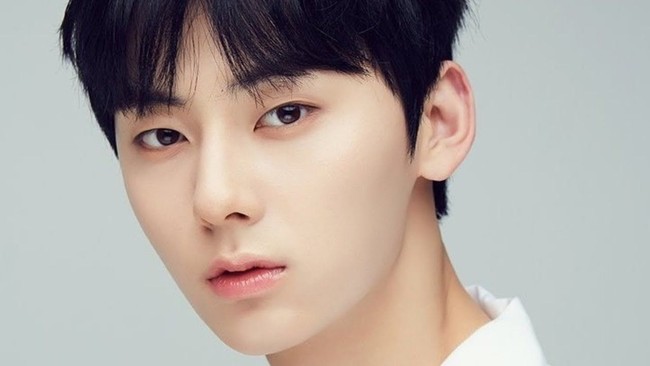 Hwang Minhyun Wanna One memang memiliki wajah rupawan tapi ia tak pernah menjalin hubungan asmara dalam kehidupan nyata. Kembali ketika ia duduk di bangku sekolah menengah, Hwang Minhyun pernah memiliki pacar online tetapi ia tak pernah berkencan dengan siapapun dalam kehidupan nyata. Seperti dikutip dari Koreaboo, Hwang Minhyun mengakui pengalaman pertama dan satu-satunya skinship yang ia alami adalah pertemuan penggemar. (Foto: istimewa)