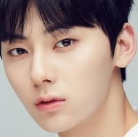 Hwang Minhyun Wanna One memang memiliki wajah rupawan tapi ia tak pernah menjalin hubungan asmara dalam kehidupan nyata. Kembali ketika ia duduk di bangku sekolah menengah, Hwang Minhyun pernah memiliki pacar online tetapi ia tak pernah berkencan dengan siapapun dalam kehidupan nyata. Seperti dikutip dari Koreaboo, Hwang Minhyun mengakui pengalaman pertama dan satu-satunya skinship yang ia alami adalah pertemuan penggemar. (Foto: istimewa)