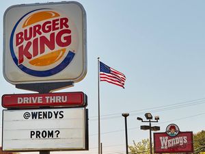 Lucunya! Burger King Ajak Wendys Untuk Pergi Ke Pesta Prom Bersama